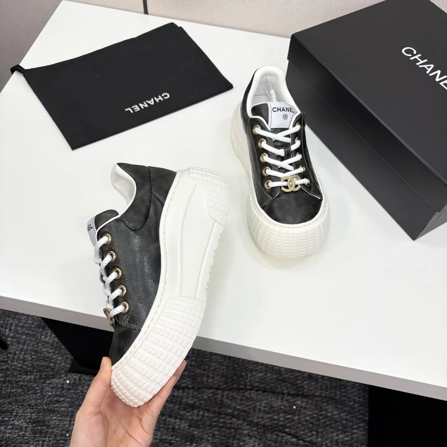👟👟Ex-factory price 660👟👟 Chanel bread shoes ~ original calfskin panda shoes Chanel 25C latest hot style panda black and white sports shoes casual sneakers Xiaoxiang hot item classic black and white panda color coco girls must pay Fabric: original custom mixed sheepskin lining: original imported breathable mesh lining outsole: Original molded rubber + TPU combination Size: Women's 35-41